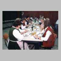 59-09-1028 1. Kirchspieltreffen 1995. Die Volkstanzgruppe beim Abendessen .JPG
